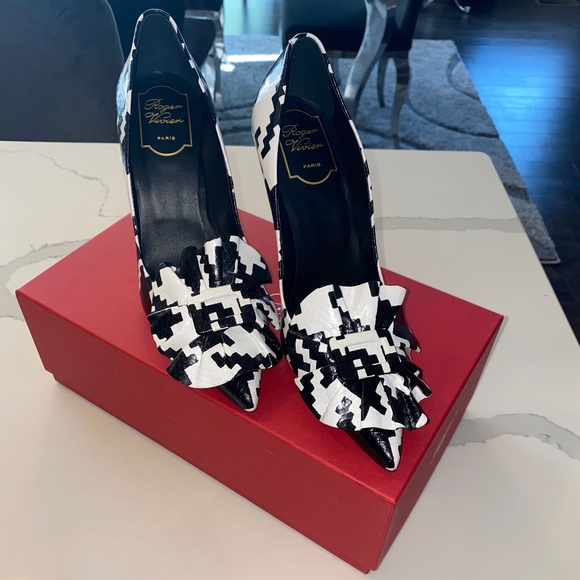 NEW* Roger Vivier Paris Blanco Latte/Frilly Buckle US Size 7.5 - Picture 1 of 8